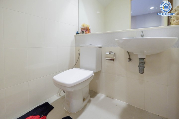 *****ทาวน์โฮมมือสองย่านนนทบุรี ม.บ้านกลางเมือง รัตนาธิเบศร์ หลังมุม เนื้อที่กว้าง 18.50 ตร.ว.  ฟังก์ชัน 3 ห้องนอน 3 ห้องน้ำ ที่จอดรถ 2 คัน แถมเฟอร์นิเจอร์บิ้วอินทั้งบ้าน! ทำเลเดินทางสะดวก เพียง 10 นาทีถึงรถไฟฟ้าสายสีม่วง "สถานีแยกนนทบุรี 1"